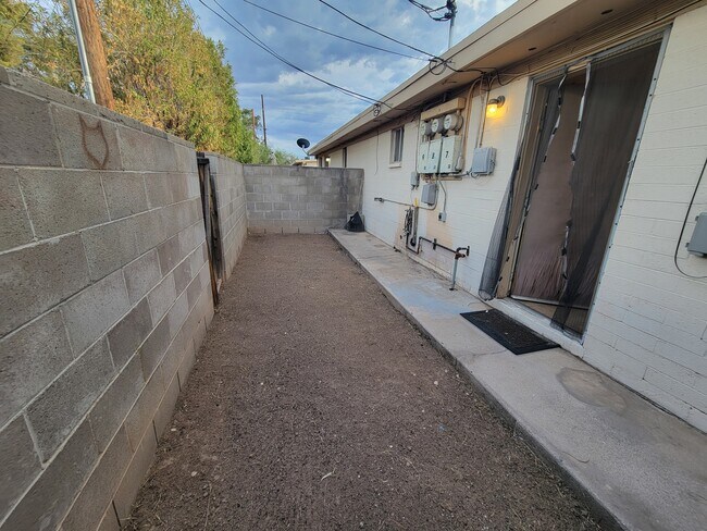 Building Photo - 3423 E Flower St