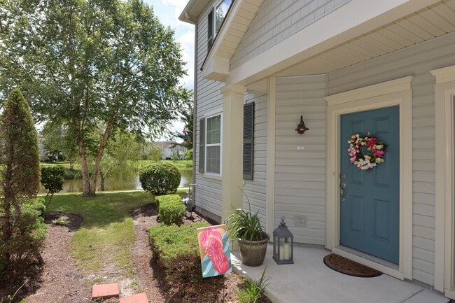 Building Photo - Lakefront Condo in Greenbrier