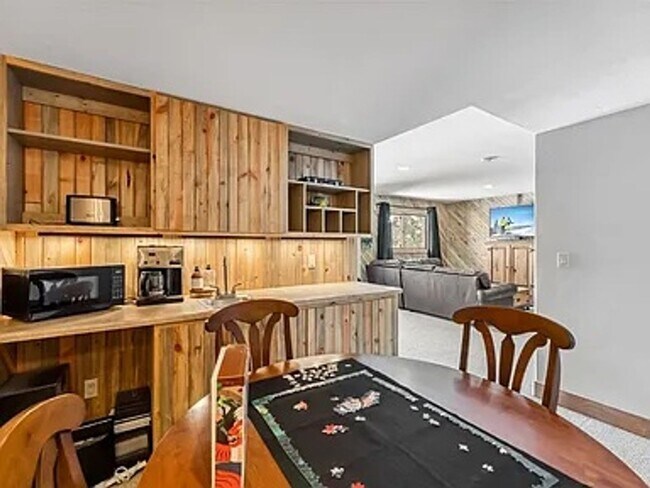 Building Photo - Winter Seasonal Rental- Woodworks 6726