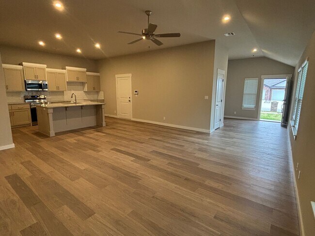 Building Photo - Beautiful New Duplex!