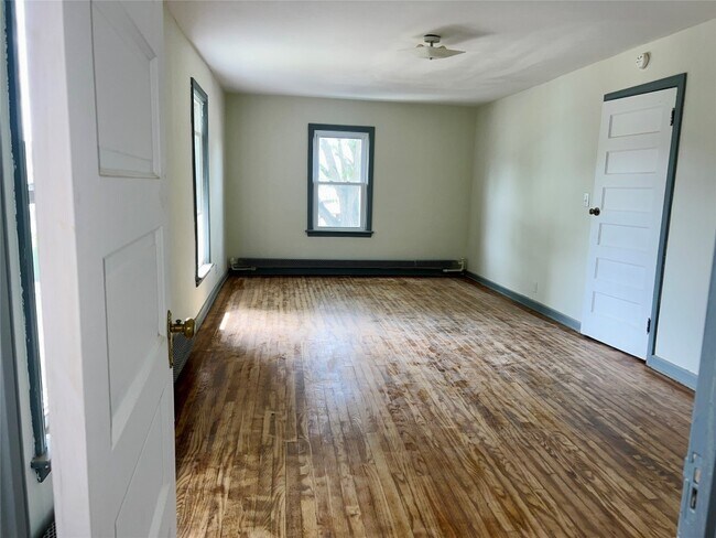Building Photo - 216 Robinson St