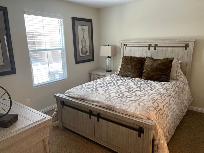 Building Photo - 3 bedroom townhouse in gated community!