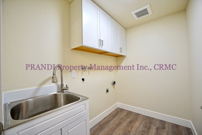 Building Photo - Completely Renovated Large Novato Home in ...