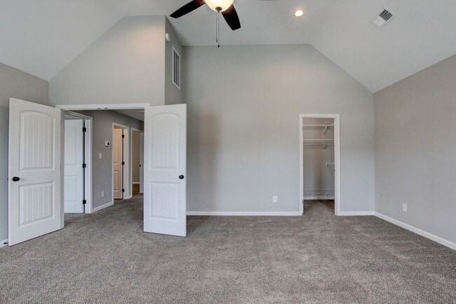 Building Photo - Sharp 4 bedroom HUGE house off exit 1 of I 24