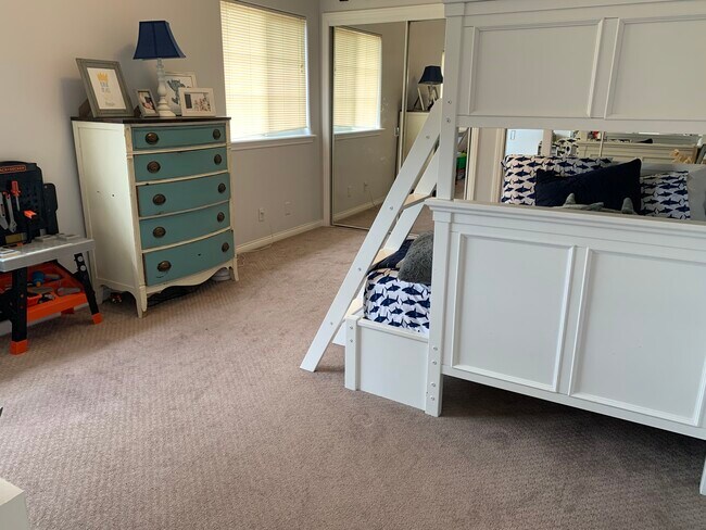 Building Photo - 2224 Ruhland Ave