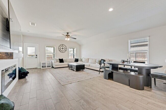 Building Photo - "Energy-Efficient 4-2 Home with Designer Finishes and a Spacious Backyard Retreat!"