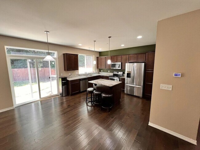 Building Photo - Beautiful Spacious 4bd 2bath Available Oct...