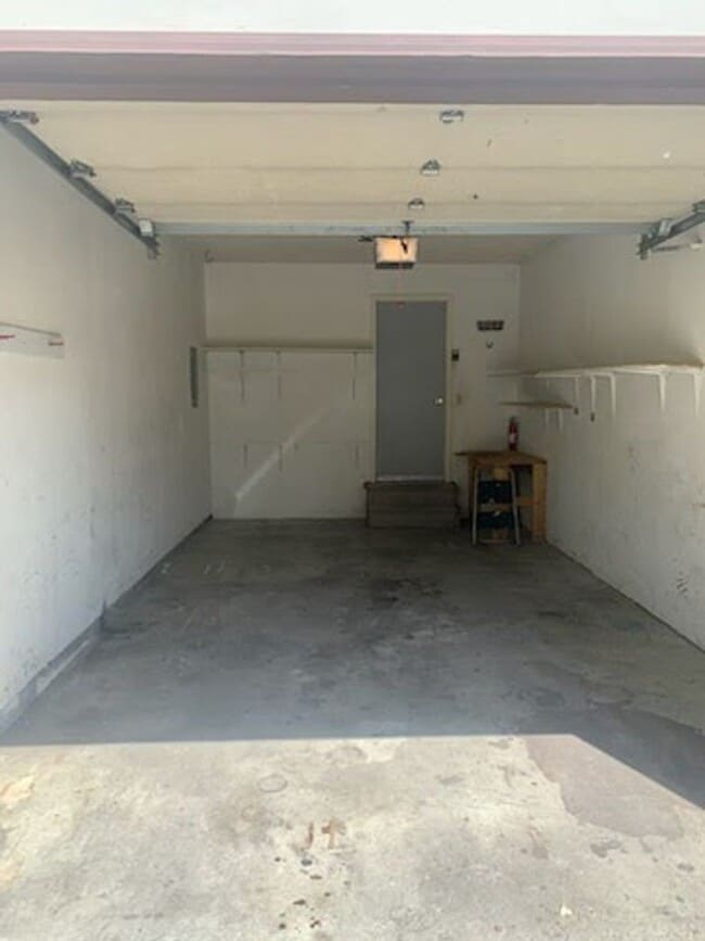 Building Photo - Spacious Heights 3 Bed!