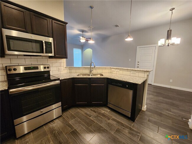 Building Photo - 546 Creekside Frst