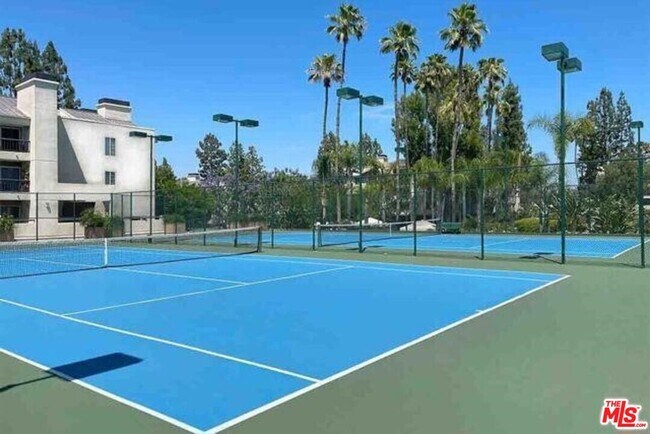 Building Photo - 5530 Owensmouth Ave