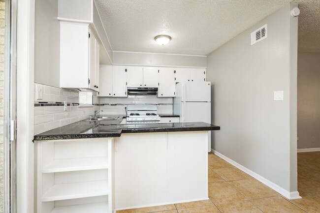 Building Photo - 2 Bedroom Apt. in Prime Location - Newly R...