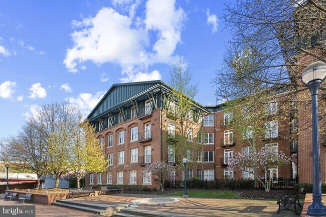 Building Photo - 35 E All Saints St