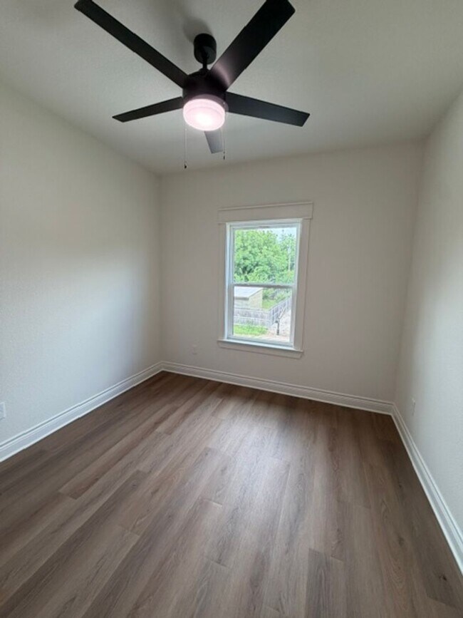 Building Photo - 307 Live Oak St