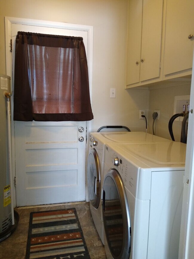 Building Photo - University Hills  Adorable 2 Bed 1 Bath Home with HUGE Fenced Yard, Central Air/Heat, Garage and ...