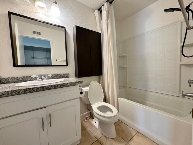 Building Photo - FOR RENT 2BD/1.5 BA/2 parkings/ Town House