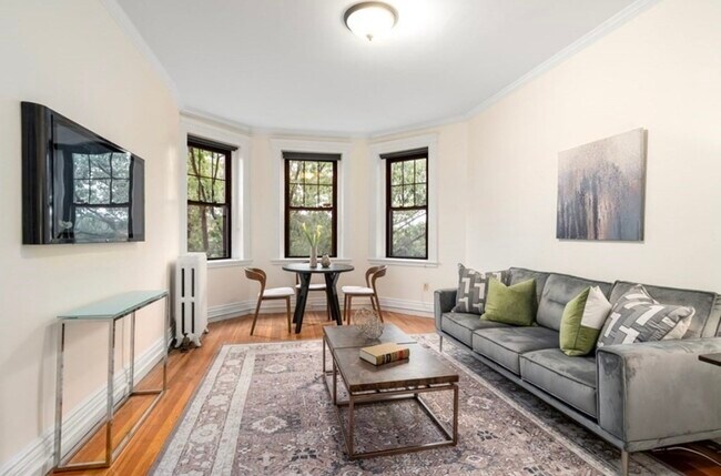Building Photo - 382 Riverway St