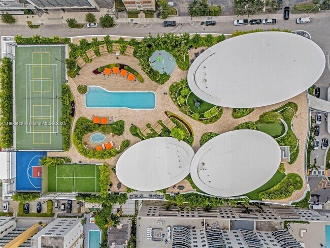 Building Photo - 700 NE 24th St