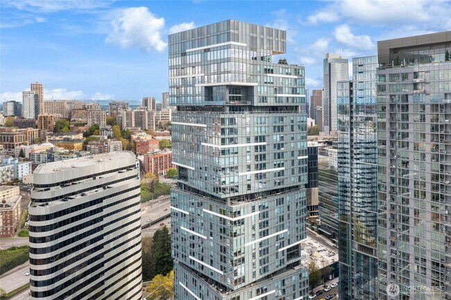 Building Photo - Downtown Luxury 1BR Condo with Sweeping Vi...
