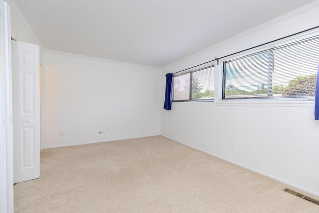 Building Photo - 725 Peninsula Ct