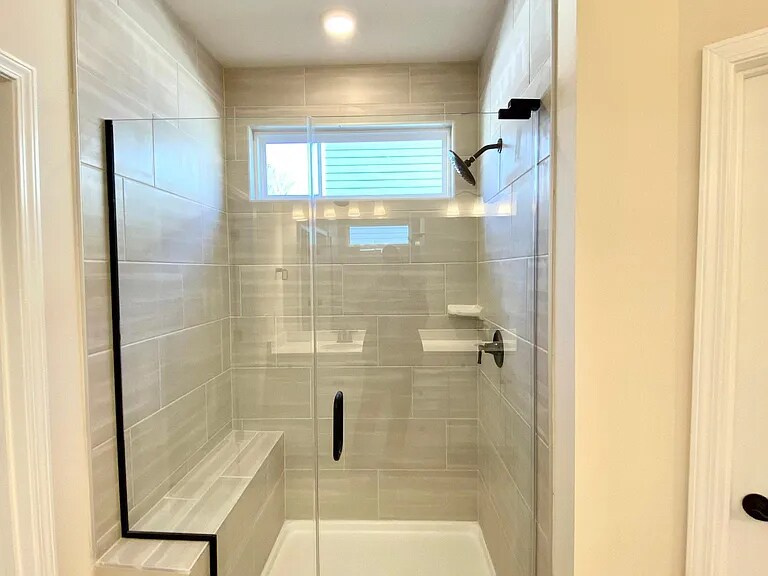 Building Photo - Room in House on Hedge Maple Dr