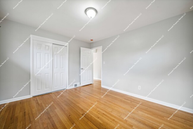 Building Photo - Rare Rental Opportunity in Oak Park