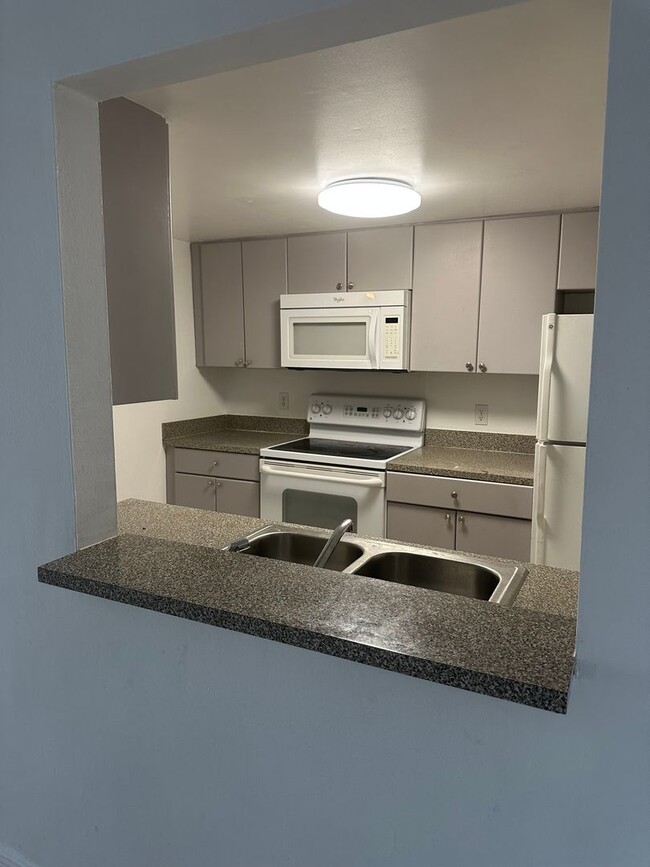 Building Photo - Kenwood