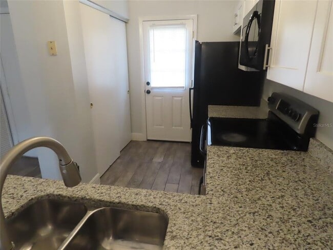 Building Photo - 104 Creekside Way