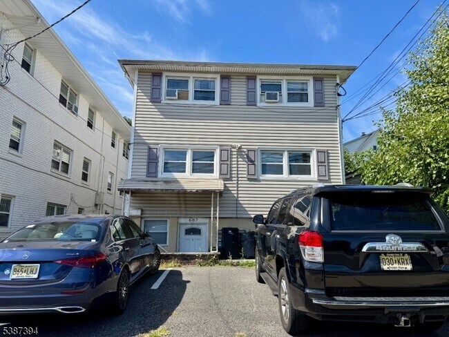 Primary Photo - 687 Midland Ave