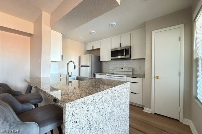 Building Photo - 8101 W Flamingo Rd