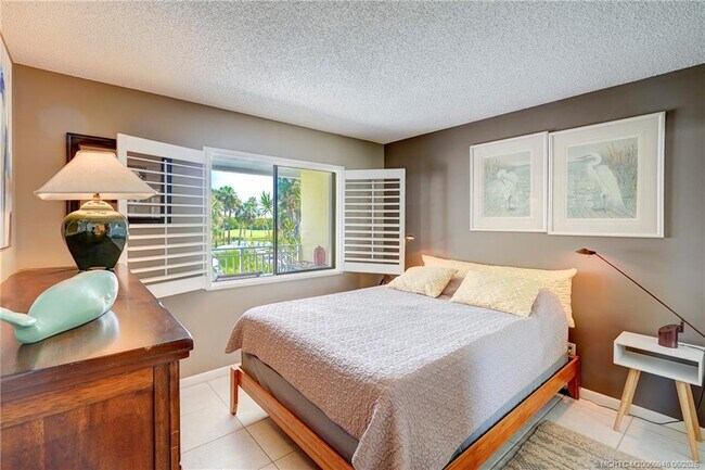 Building Photo - 5564 NE Gulfstream Way
