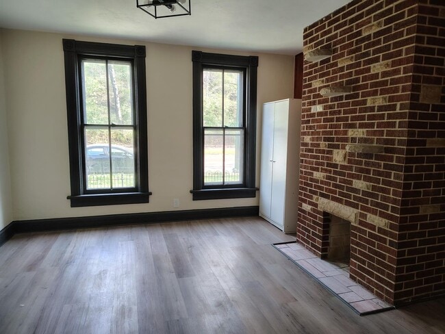 Building Photo - 3 Bed, 1.5 Bath home– Move-In Ready!