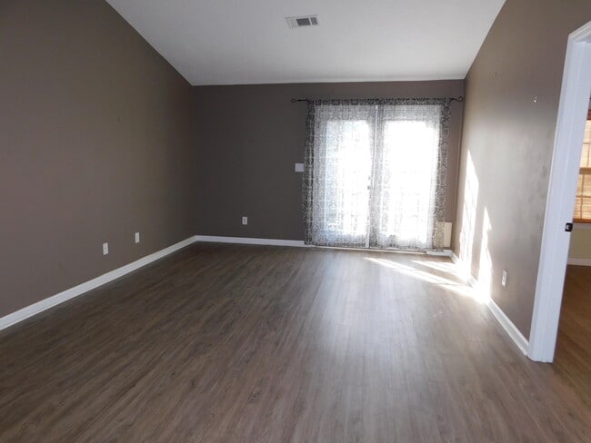 Building Photo - 135 Photinia Dr