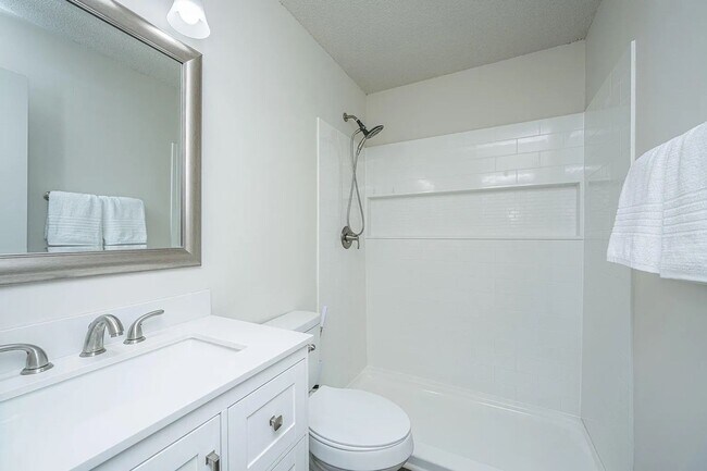 Building Photo - 306 Crestview Dr
