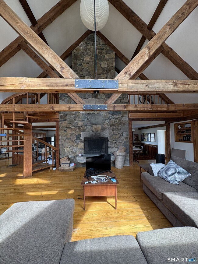 Building Photo - 40 Looking Glass Hill Rd