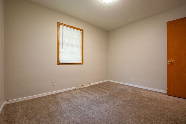 Building Photo - Extremely Spacious 2 Bedroom / 1 Bath Home