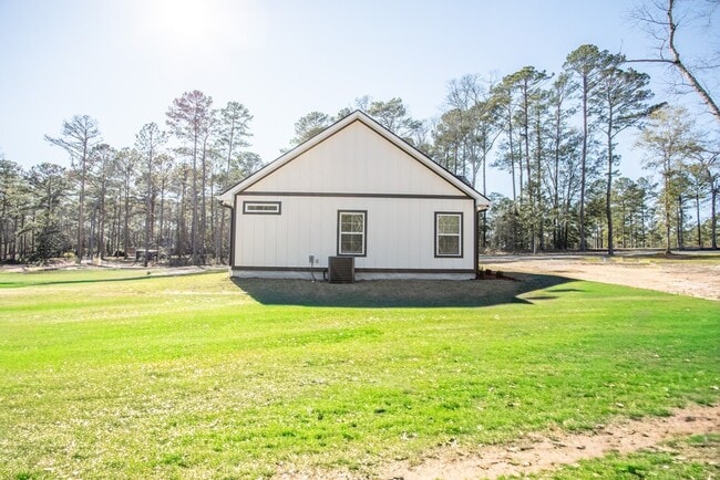 Building Photo - 823 Meridian Rd