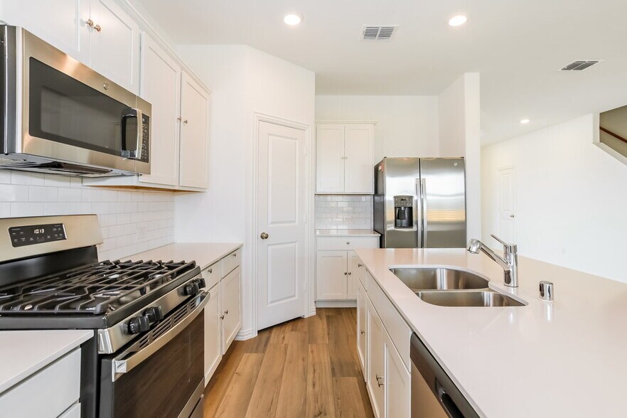 Building Photo - 14733 San Pablo Dr