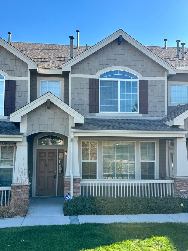 Building Photo - 2 Bedroom townhome in School District 20 w...