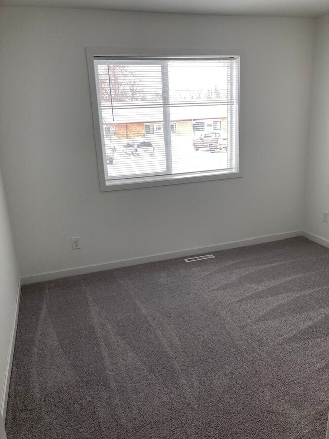 Building Photo - 4 Bed  3 Bath Twin Home