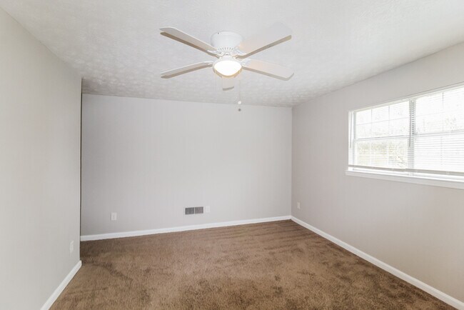 Building Photo - 2175 Red Rose Ln