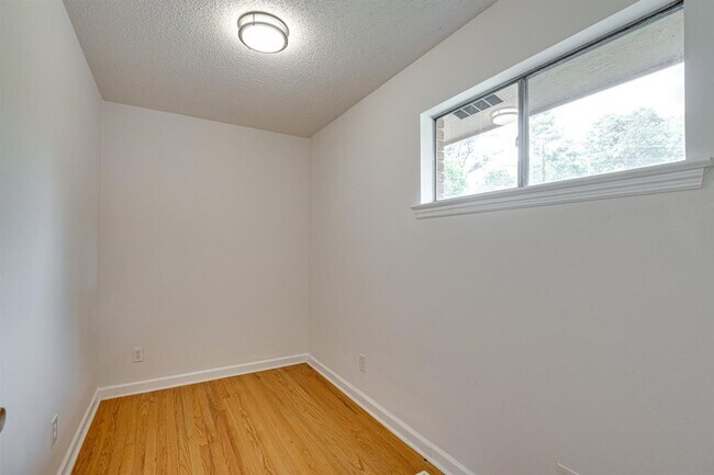 Building Photo - Amazing 4 bedroom 3 bathroom for rent!