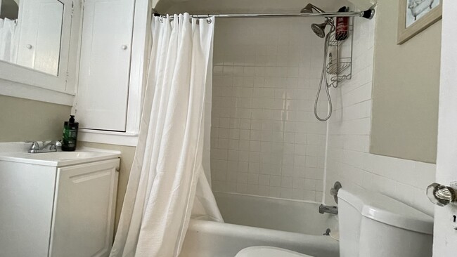 Full bath with shower and bathtub - 87 Shelbourne Rd