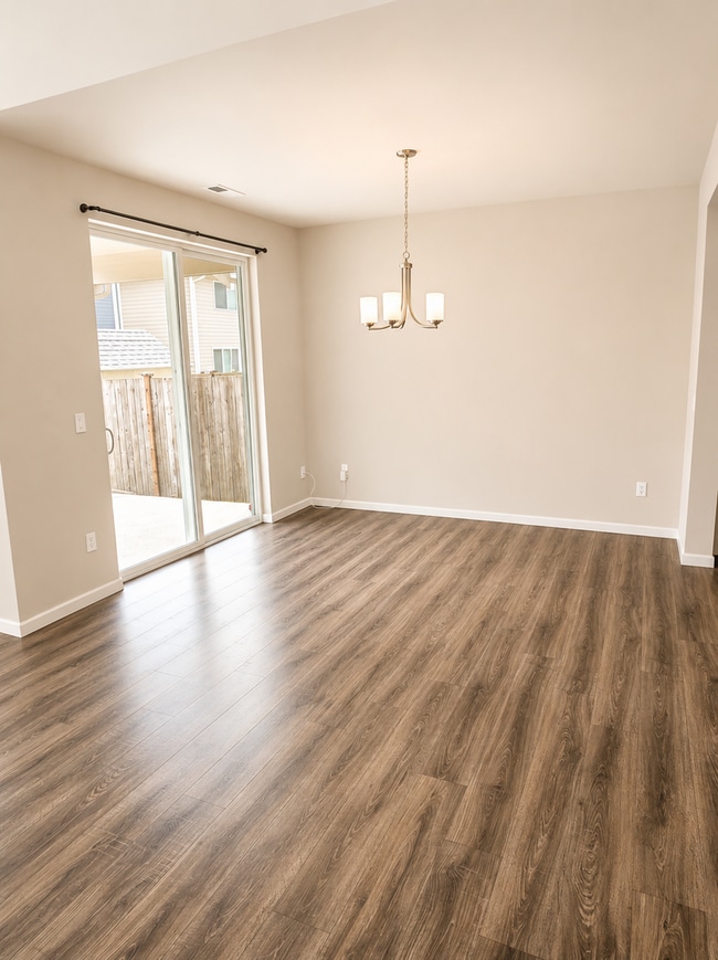 Building Photo - Beautiful 4 Bed + Bonus Room Home Near JBLM Pet Friendly