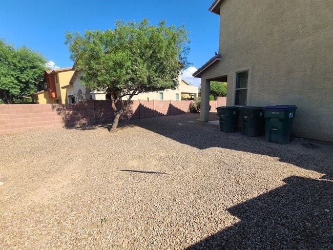 Building Photo - Beautiful 4-bedroom 3-bathroom - GREAT LOC...