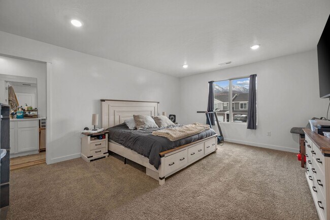Building Photo - 988 W Broadleaf Dr