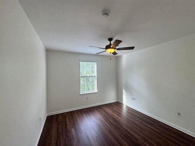 Building Photo - 225 Halladay St
