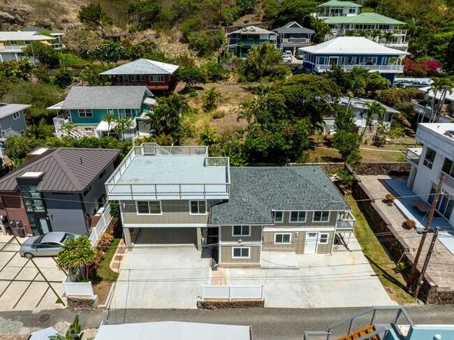 Building Photo - 4 bedroom 2 bath home, approx 1500 sq ft. with 4 car parking.