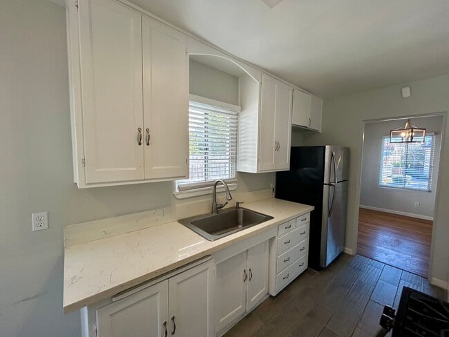 Building Photo - 3 Bedroom Charmer in the Heart of Pacific ...