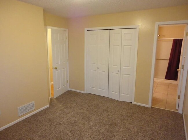 Building Photo - Nice 3 bedroom / 2 bath in Eagan, $1,650