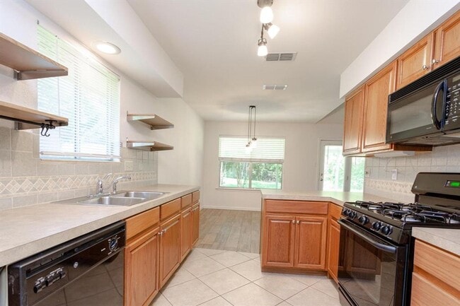 Building Photo - Cozy 3/BR 2/BA Home with Fireplace, Washer & Dryer Included